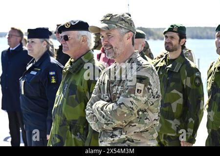 Stockholm, Schweden. Mai 2024. König Frederik X. und König Carl XVI Gustaf besuchen am 7. Mai 2024 das Stockholmer Marine Regiment auf dem Marinestützpunkt Berga außerhalb von Stockholm, Schweden. König Frederik X und Königin Mary von Dänemark besuchen Schweden am 6-7. Mai 2024. Foto: Anders Wiklund/TT Code 10040 Credit: TT News Agency/Alamy Live News Stockfoto