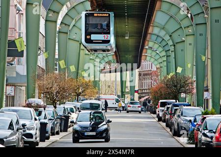 Straßenlinie der Wuppertaler Schwebebahn im Landkreis Vohwinkel, Deutschland, Nordrhein-Westfalen, Bergisches Land, Wuppertal Stockfoto