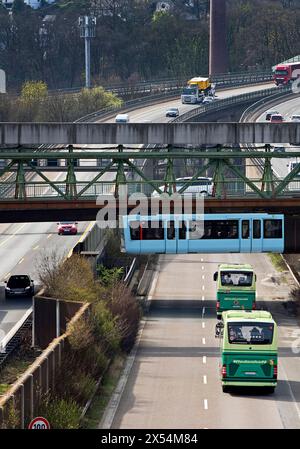 Die Wuppertaler Schwebebahn überquert die Autobahn A46 an der Anschlussstelle Sonnborn, Deutschland, Nordrhein-Westfalen, Bergisches Land, Wuppertal Stockfoto
