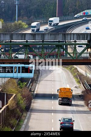 Die Wuppertaler Schwebebahn überquert die Autobahn A46 an der Anschlussstelle Sonnborn, Deutschland, Nordrhein-Westfalen, Bergisches Land, Wuppertal Stockfoto