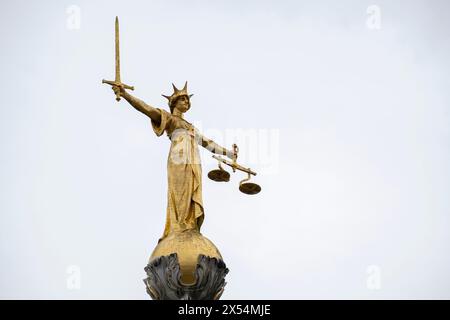 Die Lady of Justice Statue auf dem Central Criminal Court in England, bekannt als Old Bailey am 10. April 2024 in London, Großbritannien. Das Crown Court am Central Criminal Court befasst sich mit schweren Strafsachen aus Greater London und in Ausnahmefällen auch aus anderen Teilen Englands und Wales. Stockfoto