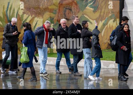 Die National Gallery feiert ihr 200-jähriges Horten mit Details aus vielen bekannten Gemälden berühmter Künstler, darunter eines der Sonnenblumengemälde von Vincent van Gogh am Trafalgar Square am 9. April 2024 in London, Großbritannien. Die National Gallery ist ein Kunstmuseum am Trafalgar Square, das 1824 gegründet wurde und eine Sammlung von über 2.300 Gemälden aus der Mitte des 13. Jahrhunderts bis 1900 beherbergt. Stockfoto