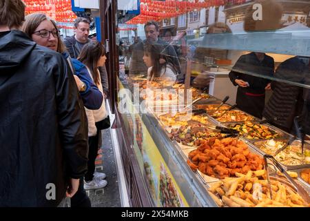 Essen Sie so viel wie Sie möchten, warmes Buffet in einem chinesischen Restaurant in Chinatown am 6. Mai 2024 in London, Großbritannien. Viele Menschen essen verantwortungsvoll Schnäppchenprodukte und sie bieten einen großen Wert für die Verbraucher, allerdings bestehen weiterhin Bedenken hinsichtlich der Fettleibigkeit in Großbritannien, insbesondere bei Lebensmitteln mit hohem Fett- und Zuckergehalt. Adipositas ist ein medizinischer Zustand, in dem überschüssiges Körperfett in dem Maße angesammelt hat, dass es einen negativen Einfluss auf die Gesundheit haben kann. Stockfoto