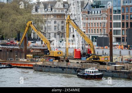 Bauarbeiten am Thames Tideway Tunnel oder Super Kanalisation an der Blackfriars Bridge an der Themse wurden am 10. April 2024 in London, Großbritannien, durchgeführt. Der Thames Tideway Tunnel ist ein 25 km langer Tunnel, der hauptsächlich unter dem Gezeitenabschnitt der Themse durch das Zentrum Londons verläuft und fast alle kombinierten Abwasser- und Regenwasserableitungen, die derzeit in den Fluss überlaufen, erfassen, speichern und fördern wird. Stockfoto