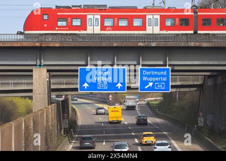 Der Regionalzug überquert die Autobahn A535 am Abzweig Sonnborn, Deutschland, Nordrhein-Westfalen, Bergisches Land, Wuppertal Stockfoto