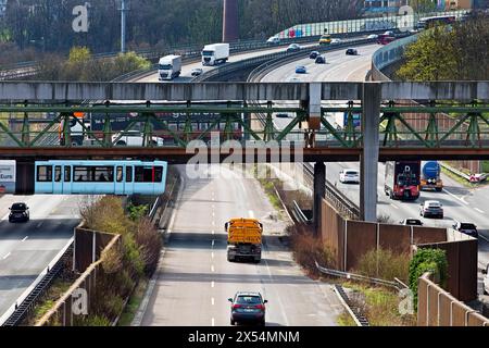 Die Wuppertaler Schwebebahn überquert die Autobahn A46 an der Anschlussstelle Sonnborn, Deutschland, Nordrhein-Westfalen, Bergisches Land, Wuppertal Stockfoto