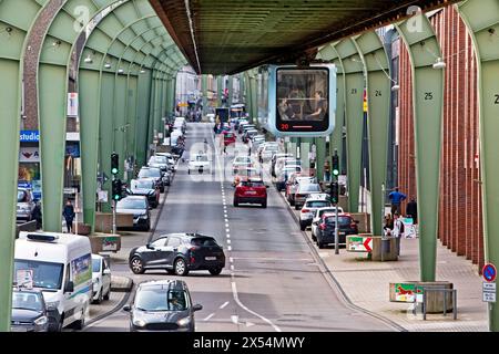 Straßenlinie der Wuppertaler Schwebebahn im Landkreis Vohwinkel, Deutschland, Nordrhein-Westfalen, Bergisches Land, Wuppertal Stockfoto