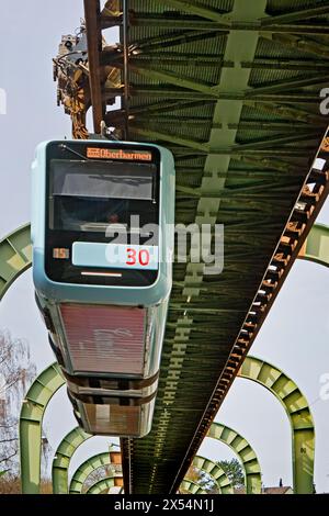 Straßenlinie der Wuppertaler Schwebebahn im Landkreis Vohwinkel, Deutschland, Nordrhein-Westfalen, Bergisches Land, Wuppertal Stockfoto