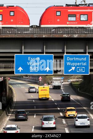 Der Regionalzug überquert die Autobahn A535 am Abzweig Sonnborn, Deutschland, Nordrhein-Westfalen, Bergisches Land, Wuppertal Stockfoto