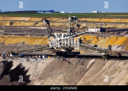 Stapler im Braunkohlebergwerk Garzweiler, Autobahn im Hintergrund, Deutschland, Nordrhein-Westfalen, Rheinland, Juechen Stockfoto