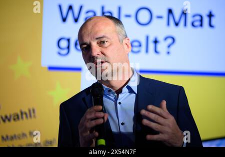Berlin, Deutschland. Mai 2024. Georg Pfeifer, Leiter des Verbindungsbüros des Europäischen Parlaments in Deutschland, spricht auf einer Pressekonferenz im Europäischen Parlament über den Start der Wahl-O-Mat für die Wahlen zum Europäischen Parlament 2024. Die Nutzer können nun anhand von 38 Thesen ihre eigenen Antworten mit denen der zur Wahl stehenden Parteien vergleichen und so den Grad der persönlichen Zustimmung bestimmen. Quelle: Bernd von Jutrczenka/dpa/Alamy Live News Stockfoto
