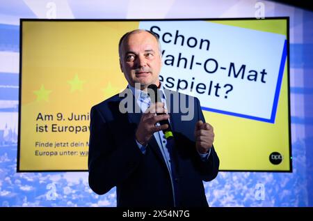 Berlin, Deutschland. Mai 2024. Georg Pfeifer, Leiter des Verbindungsbüros des Europäischen Parlaments in Deutschland, spricht auf einer Pressekonferenz im Europäischen Parlament über den Start der Wahl-O-Mat für die Wahlen zum Europäischen Parlament 2024. Die Nutzer können nun anhand von 38 Thesen ihre eigenen Antworten mit denen der zur Wahl stehenden Parteien vergleichen und so den Grad der persönlichen Zustimmung bestimmen. Quelle: Bernd von Jutrczenka/dpa/Alamy Live News Stockfoto