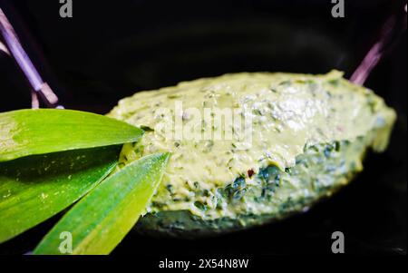 ramson, Buckrams, wilder Knoblauch, breitblättriger Knoblauch, HolzKnoblauch, Bärenlauchfleisch, BärenKnoblauch (Allium ursinum), wilde Knoblauchbutter mit Blättern Stockfoto