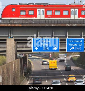 Der Regionalzug überquert die Autobahn A535 am Abzweig Sonnborn, Deutschland, Nordrhein-Westfalen, Bergisches Land, Wuppertal Stockfoto