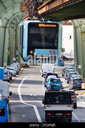 Straßenlinie der Wuppertaler Schwebebahn im Landkreis Vohwinkel, Deutschland, Nordrhein-Westfalen, Bergisches Land, Wuppertal Stockfoto