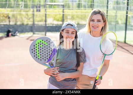 Ukraine, Kiew, 03. Mai 2024, Mutter und Tochter mit Kopfschlägern Stockfoto