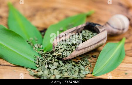 ramson, Buckrams, wilder Knoblauch, breitblättriger Knoblauch, HolzKnoblauch, Bärenlauchblättchen, BärenKnoblauch (Allium ursinum), wilde Knoblauchblätter, frisch und getrocknet auf A Stockfoto