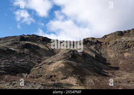 Nachmittagslicht auf den Hügeln hinter dem Frozrn-See bei Kleifarvatn auf der Halbinsel Reykjanes in Island. Stockfoto