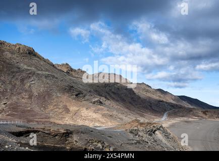 Nachmittagslicht auf den Hügeln hinter dem Frozrn-See bei Kleifarvatn auf der Halbinsel Reykjanes in Island. Stockfoto