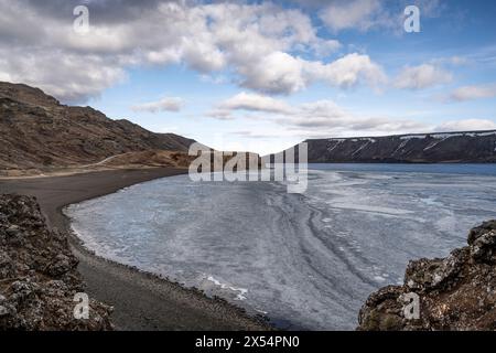 Der gefrorene See bei Kleifarvatn auf der Halbinsel Reykjanes in Island. Stockfoto