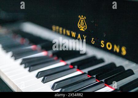 Schwarz-weiße Tasten eines Steinway & Sons Klaviers in scharfer Schärfe. Stockfoto