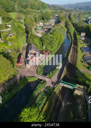 Drohnenfoto aus der Vogelperspektive von High Peak Junction (ehemalige Eisenbahnstrecke) und dem Cromford-Kanal in Derbyshire, Großbritannien Foto Mai 2024 Stockfoto