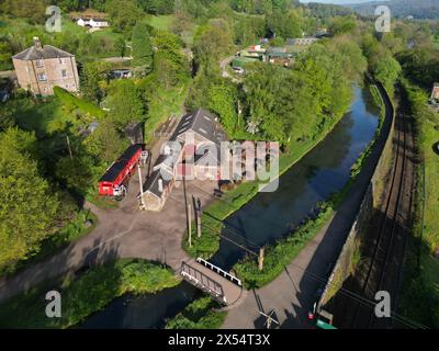 Drohnenfoto aus der Vogelperspektive von High Peak Junction (ehemalige Eisenbahnstrecke) und dem Cromford-Kanal in Derbyshire, Großbritannien Foto Mai 2024 Stockfoto