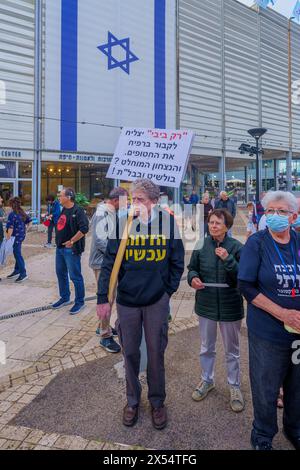 Haifa, Israel - 4. Mai 2024: Menschen mit verschiedenen Zeichen und Flaggen protestieren gegen die Regierung und rufen zu Neuwahlen auf. Haifa, Israel Stockfoto