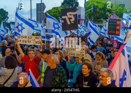 Haifa, Israel - 4. Mai 2024: Menschenmenge mit verschiedenen Zeichen und Flaggen protestiert gegen die Regierung und ruft zu Neuwahlen auf. Haifa, Israel Stockfoto