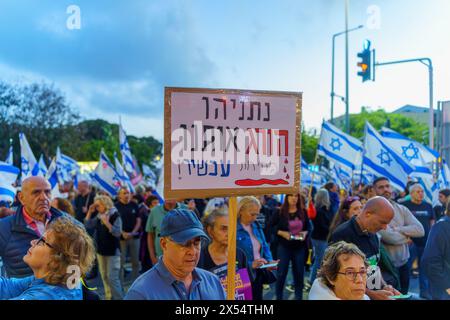 Haifa, Israel - 4. Mai 2024: Menschenmenge mit verschiedenen Zeichen und Flaggen protestiert gegen die Regierung und ruft zu Neuwahlen auf. Haifa, Israel Stockfoto