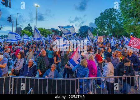 Haifa, Israel - 4. Mai 2024: Menschenmenge mit verschiedenen Zeichen und Flaggen protestiert gegen die Regierung und ruft zu Neuwahlen auf. Haifa, Israel Stockfoto