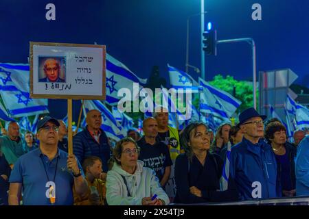 Haifa, Israel - 4. Mai 2024: Menschenmenge mit verschiedenen Zeichen und Flaggen protestiert gegen die Regierung und ruft zu Neuwahlen auf. Haifa, Israel Stockfoto