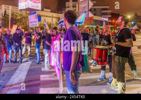 Haifa, Israel - 4. Mai 2024: Polizei konfrontiert Demonstranten während einer Protestkundgebung gegen die Regierung. Haifa, Israel Stockfoto