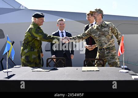 Stockholm, Schweden. Mai 2024. König Frederik X. und König Carl XVI Gustaf besuchen am 7. Mai 2024 das Stockholmer Marine Regiment auf dem Marinestützpunkt Berga außerhalb von Stockholm, Schweden. König Frederik X und Königin Mary von Dänemark besuchen Schweden am 6-7. Mai 2024.Foto anders Wiklund/TT Code 10040 Credit: TT News Agency/Alamy Live News Stockfoto