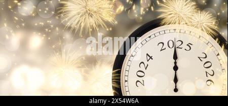 Silvester 2025-Konzept mit Uhr auf goldenem, funkelndem Hintergrund mit Feuerwerk und unscharfen Lichtern. Stockfoto