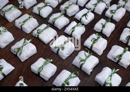 Hochzeit dekorative Süßigkeiten, Hochzeitstorte, Gut verheiratet Kuchen, Hochzeit Souvenir, Schokolade bem Casado Stockfoto