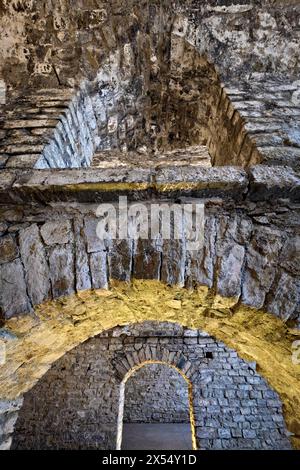 Forte Tenna: Innenräume, die als Unterkunft für die Garnison genutzt werden. Tenna, Valsugana, Trentino, Italien. Stockfoto