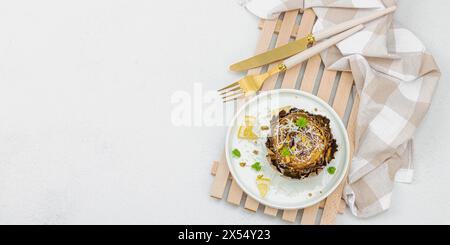 Köstliche gebackene Artischocke mit Parmesankäse und Pistazien. Olivenöl, Knoblauch, Petersilie und Zitrone. Weißer hölzerner Hintergrund, verzehrfertig vegane Speisen, Stockfoto