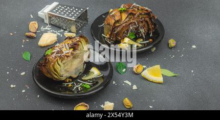 Köstliche gebackene Artischocke mit Parmesankäse und Pistazien. Olivenöl, Knoblauch, Petersilie und Zitrone. Schwarzer hölzerner Hintergrund, bereit für veganes Essen, Stockfoto