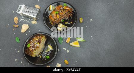 Köstliche gebackene Artischocke mit Parmesankäse und Pistazien. Olivenöl, Knoblauch, Petersilie und Zitrone. Schwarzer hölzerner Hintergrund, bereit für veganes Essen, Stockfoto