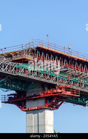 Bau einer neuen Straßenbrücke, Ingenieurwesen und Baukonzept Stockfoto