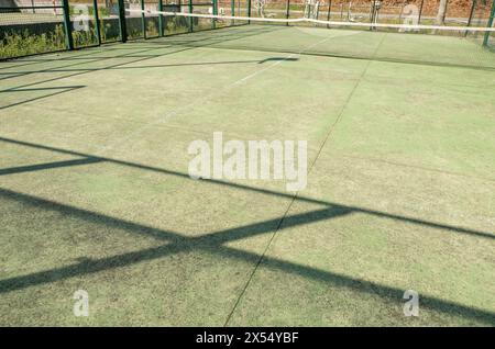 Verlassener und verwitterter grüner Paddle-Tennisplatz Stockfoto