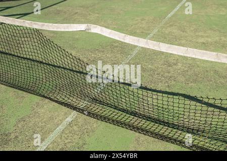 Detail des Netzes eines verlassenen und verwitterten Paddle-Tennisplatzes Stockfoto