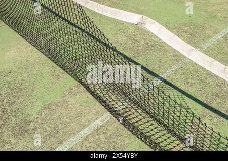 Detail des Netzes eines verlassenen und verwitterten Paddle-Tennisplatzes Stockfoto