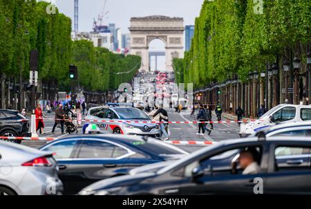 6. Mai 2024, Frankreich, Paris: Polizeibeamte stehen auf dem Place de la Concorde an der Avenue des Champs-Elysees, mit dem Arc de Triomphe im Hintergrund. Die Olympischen Spiele und Paralympics finden in diesem Sommer in Frankreich statt. Foto: Robert Michael/dpa Stockfoto