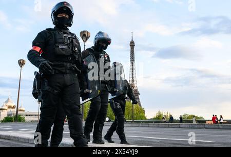 6. Mai 2024, Frankreich, Paris: Motorradpolizisten laufen beim Staatsbesuch des chinesischen Präsidenten in der Nähe des Eiffelturms. Die Olympischen Spiele und Paralympics finden im Sommer in Frankreich statt. Foto: Robert Michael/dpa Stockfoto