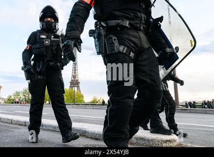 6. Mai 2024, Frankreich, Paris: Motorradpolizisten laufen beim Staatsbesuch des chinesischen Präsidenten in der Nähe des Eiffelturms. Die Olympischen Spiele und Paralympics finden im Sommer in Frankreich statt. Foto: Robert Michael/dpa Stockfoto