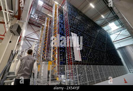 07. Mai 2024, Mecklenburg-Vorpommern, Neubrandenburg: Hannes Freynik, Projektmanager Wareneingang und Logistik, steht vor dem neuen zweigeschossigen Logistikzentrum von Webasto, das in wenigen Stunden offiziell eröffnet wird. Das vollautomatische Lager mit einer Kapazität von 30.000 Kleinteilen wurde innerhalb von zwei Jahren errichtet. Webasto ist einer der 100 größten Zulieferer der Automobilindustrie weltweit. 2023 produzierte Webasto in Neubrandenburg mehr als 1,5 Millionen Heizungen: Klassische Standheizungen und zunehmend auch Hochspannungsheizungen für Hybrid- und Elektrofahrzeuge. Foto: Bernd Wüst Stockfoto