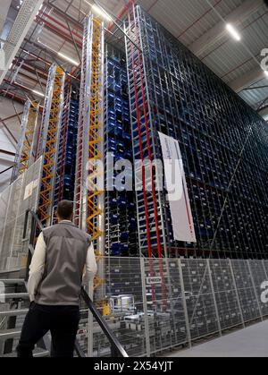 07. Mai 2024, Mecklenburg-Vorpommern, Neubrandenburg: Hannes Freynik, Projektmanager Wareneingang und Logistik, steht vor dem neuen zweigeschossigen Logistikzentrum von Webasto, das in wenigen Stunden offiziell eröffnet wird. Das vollautomatische Lager mit einer Kapazität von 30.000 Kleinteilen wurde innerhalb von zwei Jahren errichtet. Webasto ist einer der 100 größten Zulieferer der Automobilindustrie weltweit. 2023 produzierte Webasto in Neubrandenburg mehr als 1,5 Millionen Heizungen: Klassische Standheizungen und zunehmend auch Hochspannungsheizungen für Hybrid- und Elektrofahrzeuge. Foto: Bernd Wüst Stockfoto