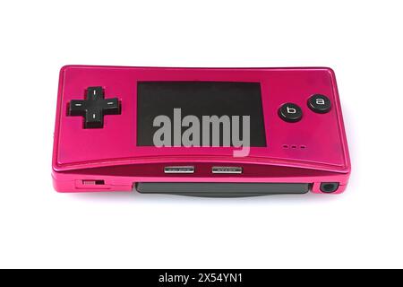 Neu-Ulm, Deutschland - 07. Mai 2024: Nahaufnahme der rosa Nintendo Game Boy Micro Handheld Spielkonsole. Isoliert auf weißem Hintergrund. Stockfoto